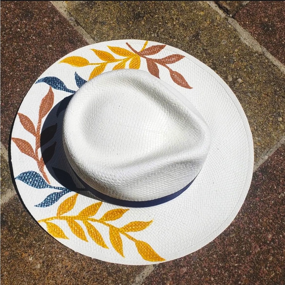 Beautiful handmade white beach hat from El Salvador. Made of jute.